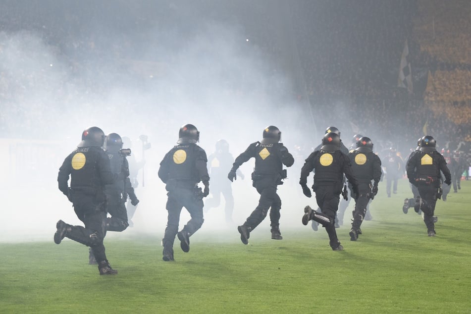 Für Wirbel im Netz sorgt ein Video aus dem Rudolf-Harbig-Stadion, das mutmaßlich einen Fall von Polizeigewalt zeigt.
