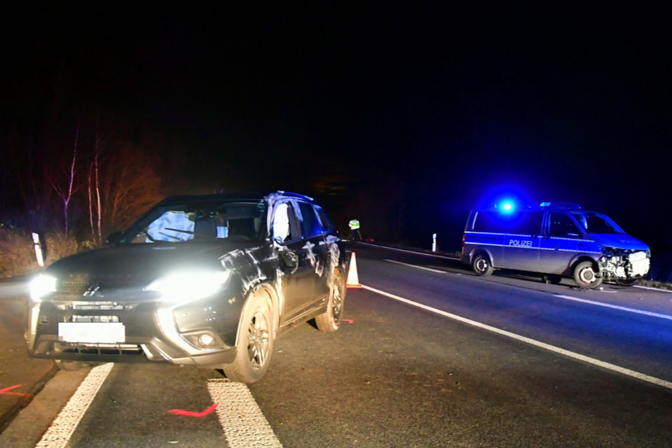 Sowohl der SUV als auch das Polizeiauto wurden bei dem Zusammenprall schwer beschädigt.