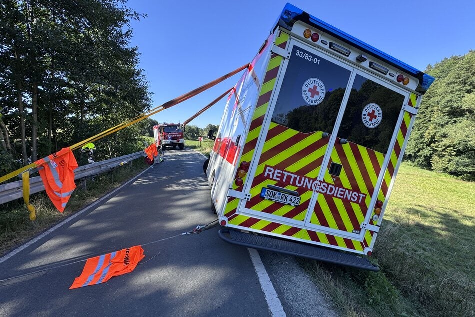 Ein Rettungswagen war auf dem Weg zum Einsatz von der Straße abgekommen.