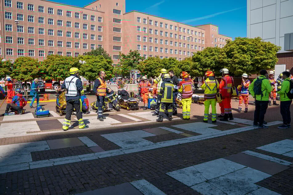 Hunderte Einsatzkräfte probten in Erlangen den Ernstfall.