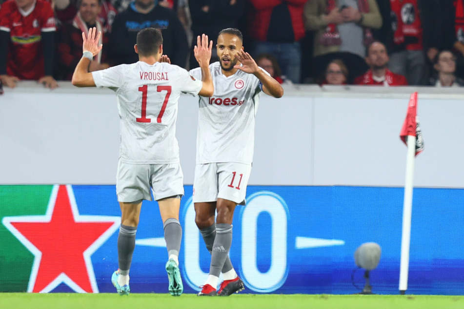 Piräus-Stürmer Youssef El Arabi (r.) bejubelt sein Tor zum 1:0 mit Marios Vrousai.