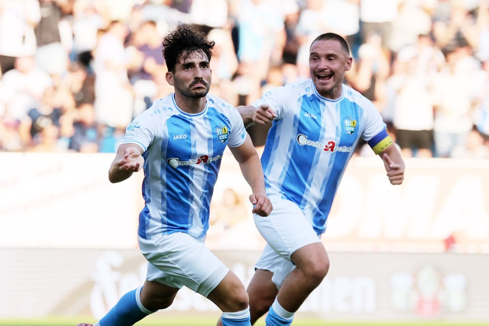 Kapitän Andreas Geipl (34, r.) bejubelt mit dem Torschützen Domenico Alberico (27) das Führungstor im Derby gegen Zwickau. Legt der CFC in Halle nach?