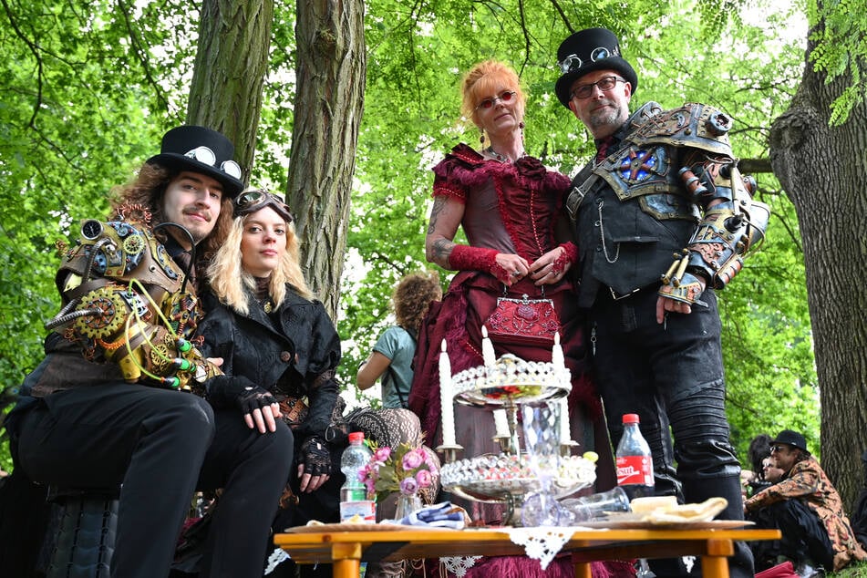 Jedes Jahr kommen mehrere zehntausend Menschen aus aller Welt nach Leipzig um Wave-Gotik-Treffen. (Archivfoto)