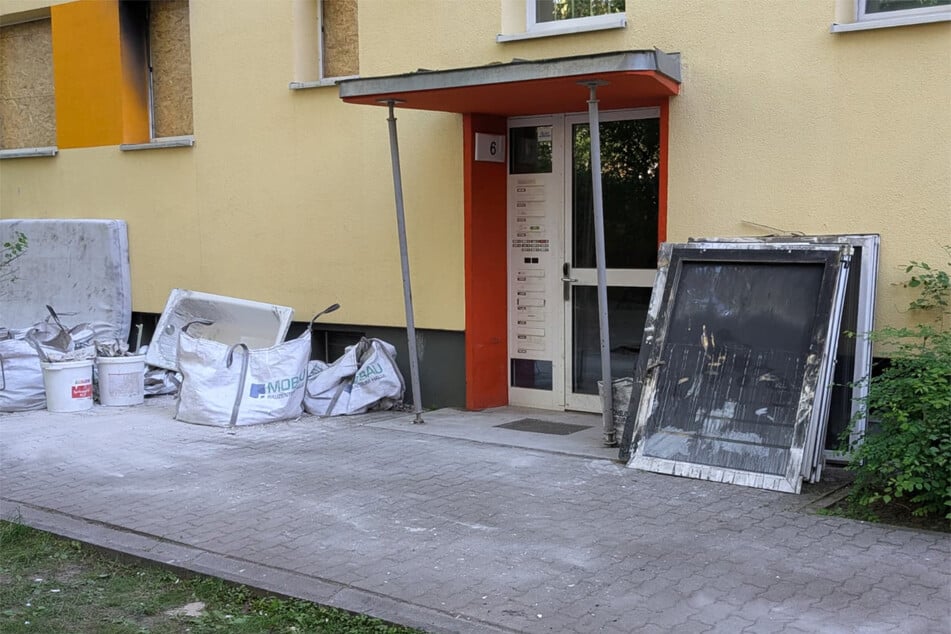 Wie Bilder von vergangener Woche zeigen, werden unter anderem die beschädigten Fenster komplett ausgetauscht.