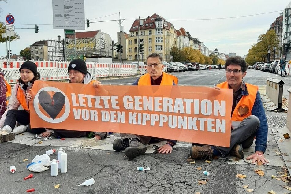 Aktivisten der Letzten Generation blockieren Straßen in Berlin.