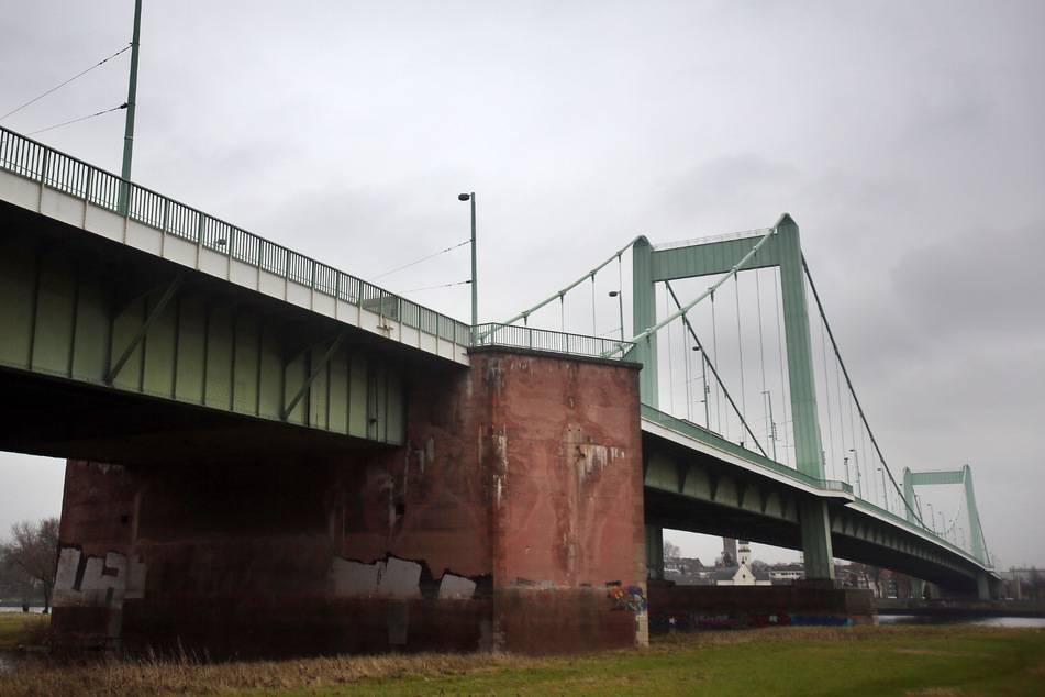 Die Mülheimer Brücke wird derzeit saniert. Im Zuge der Bauarbeiten wird die Brücke nun für neun Monate einseitig für den Pkw-Verkehr gesperrt.