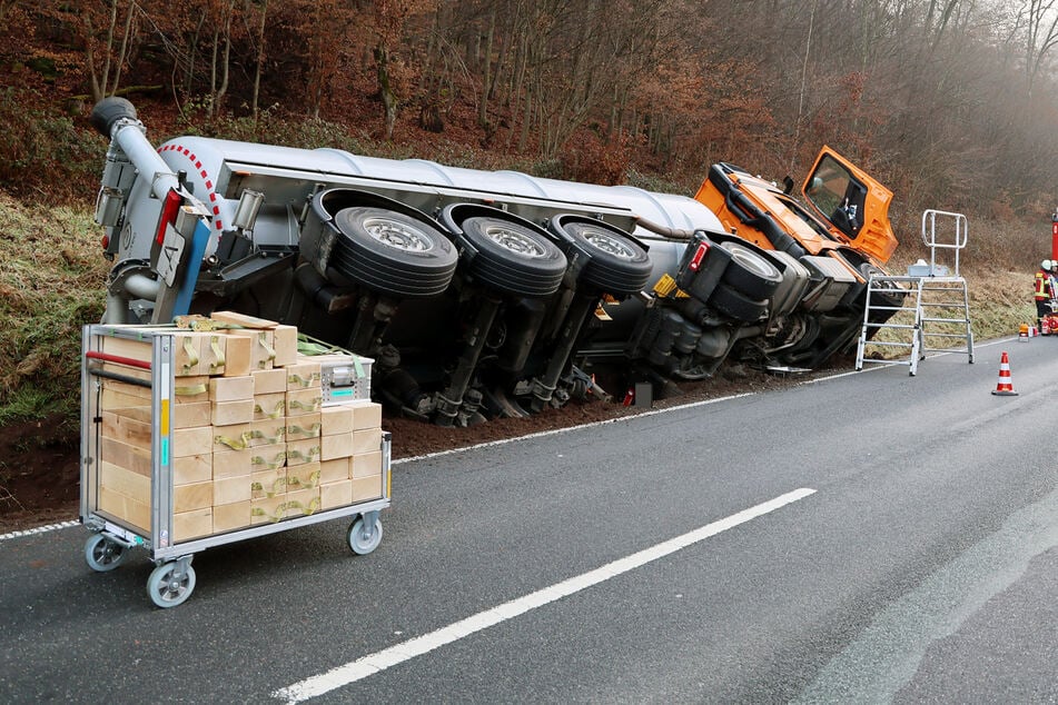26.000 Liter Blutwasser an Bord! Lkw weicht Auto aus und landet im Graben