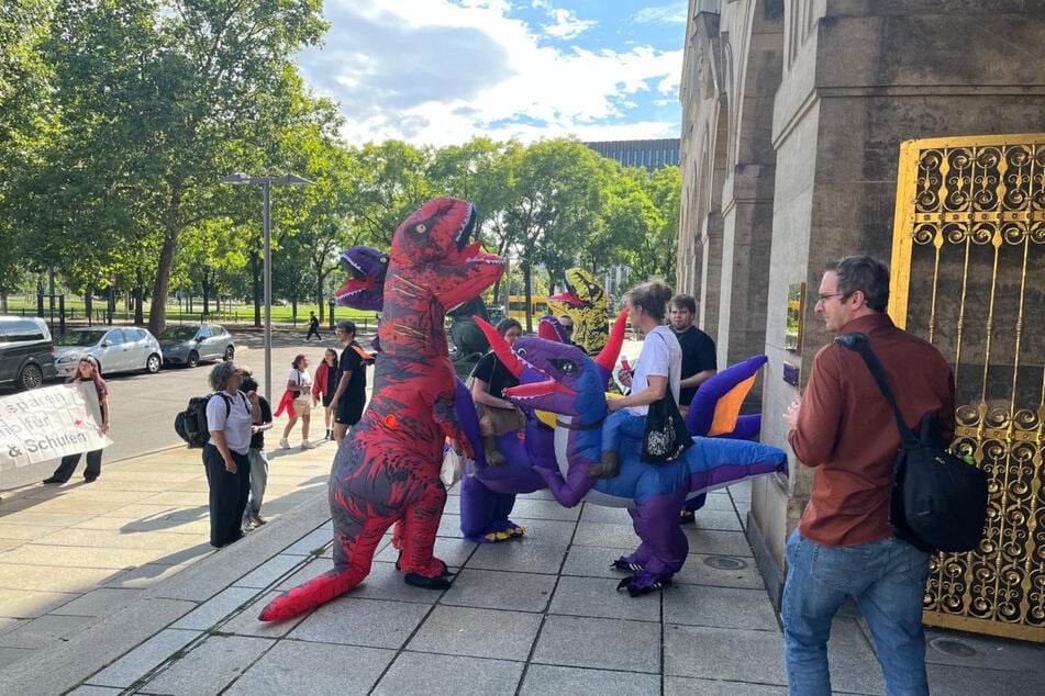 Dino-Demonstranten machen sich für eine bessere Finanzierung der Kinder- und Jugendarbeit stark.