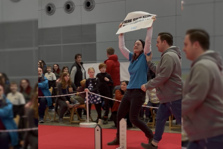 Die Aktivistin wurde von der Sprungbahn gebracht.