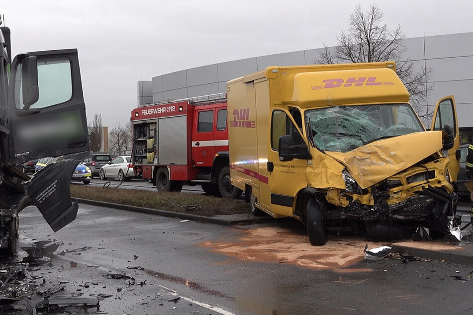 Lkw kracht in Postauto: Ein Schwerverletzter, 50.000 Euro Schaden!