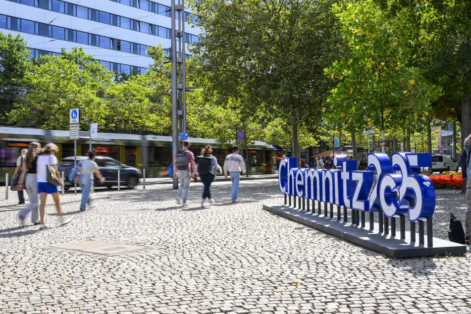 Das Logo der Kulturhauptstadt in der Straße der Nationen lockt als Fotomotiv für Touristen.