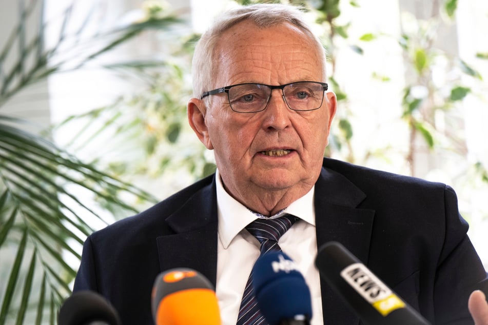 Mecklenburg-Vorpommerns Umweltminister Till Backhaus (67, SPD) hat nun grünes Licht für eine Walrettungsmission gegeben.