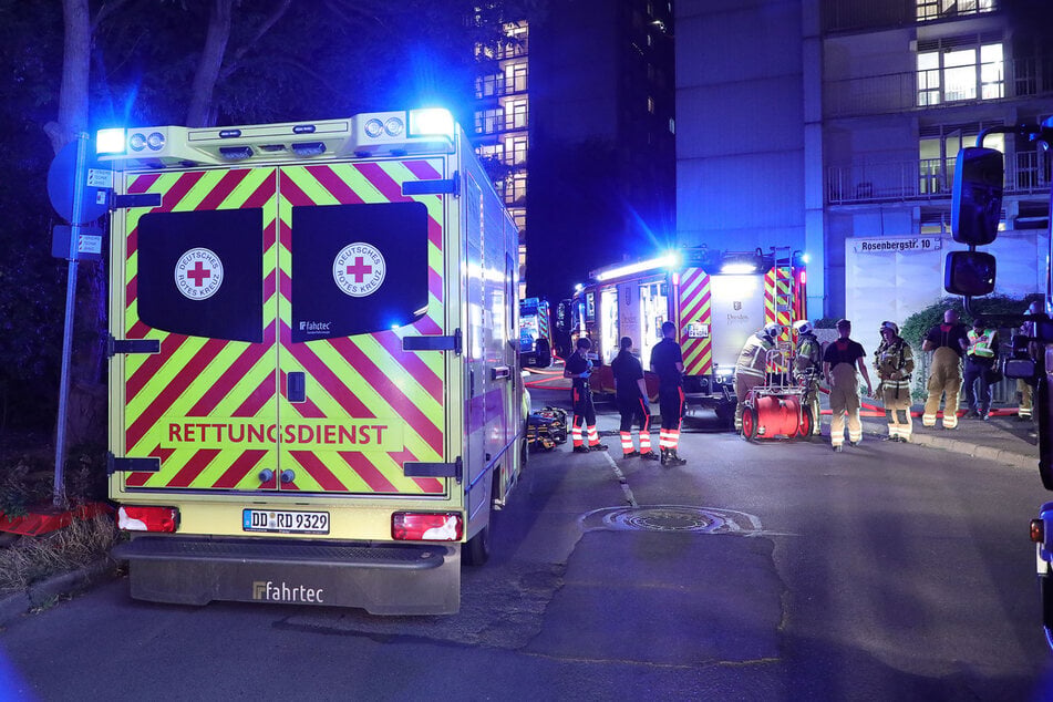 Ein Bewohner des Hauses konnte zunächst aus den Flammen gerettet werden, verstarb jedoch kurz darauf im Krankenhaus.