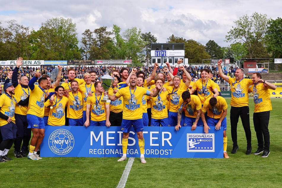 Am vergangenen Samstag feierte Lok Leipzig die Meisterschaft in der Regionalliga. Mittendrin Kapitän Djamal Ziane (34, M.), der eine lustige Polizeikontrolle hinter sich hat.