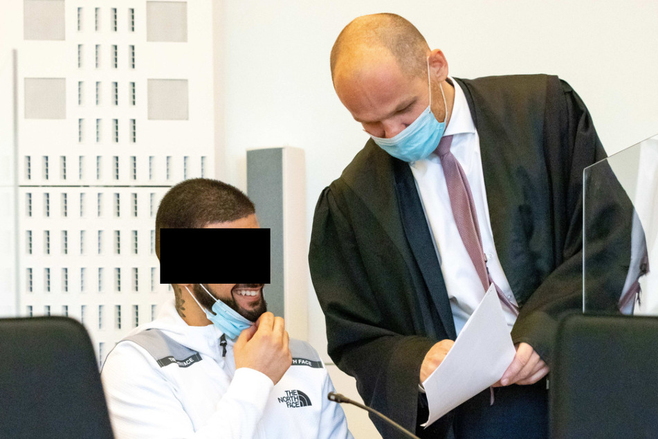 Mustafa K. (22), hier mit seinem Verteidiger Carsten Brunzel, muss sich derzeit am Landgericht Dresden verantworten.