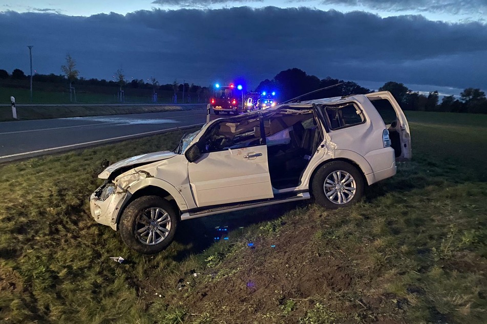 Eine Frau ist aus ungeklärter Ursache im brandenburgischen Landkreis Ostprignitz-Ruppin von der Fahrbahn abgekommen.