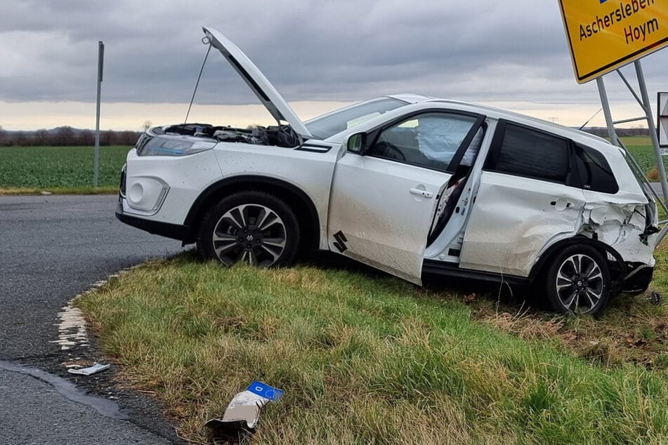 Durch die Wucht des Aufpralls wurde der Suzuki gegen ein Straßenschild geschleudert.