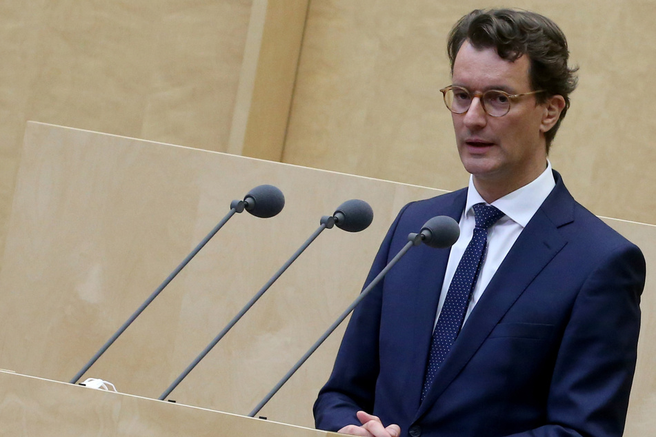 Debatte über Corona: NRW-Ministerpräsident Wüst fordert Überprüfung für Impfpflicht!