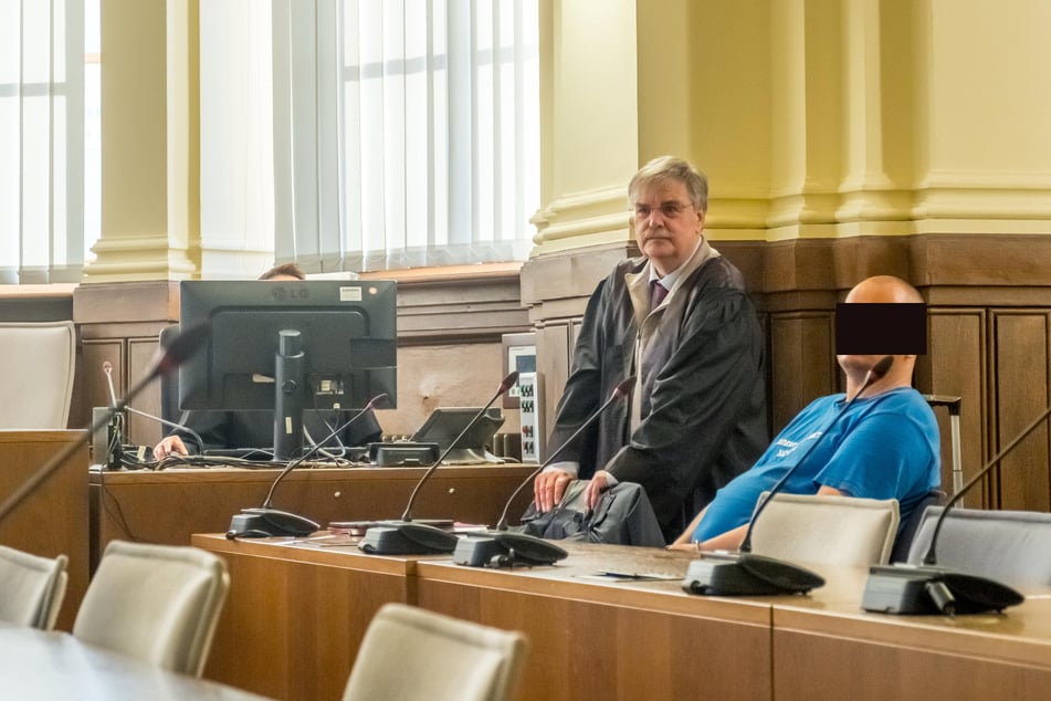 Der Angeklagte Alexander K. (43) mit seinem Verteidiger Jürgen Kohlen am ersten Verhandlungstag.