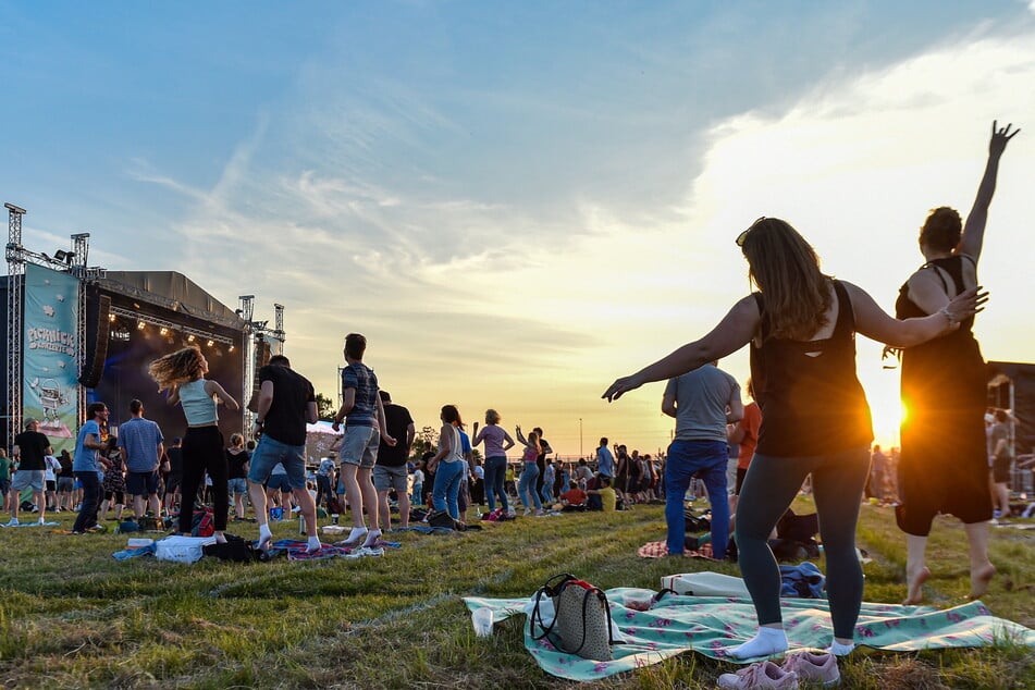 Ein Hauch Festival-Feeling: Tausend Gäste feierten im Sonnenuntergang.