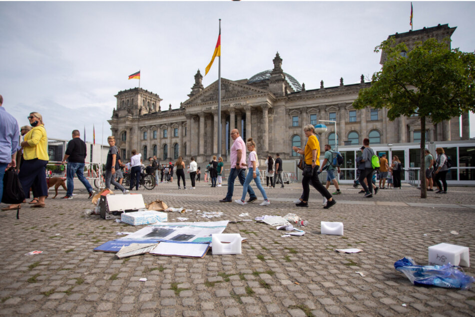 Am Folgetag des Protests gegen die Corona-Maßnahmen liegt Müll vor dem Reichstagsgebäude.