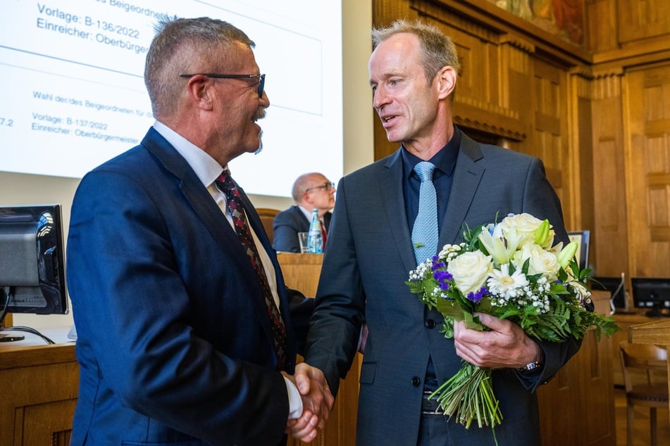 Amtsinhaber Miko Runkel (61, parteilos, l.) gratulierte Knut Kunze (52) zum Wahlsieg.