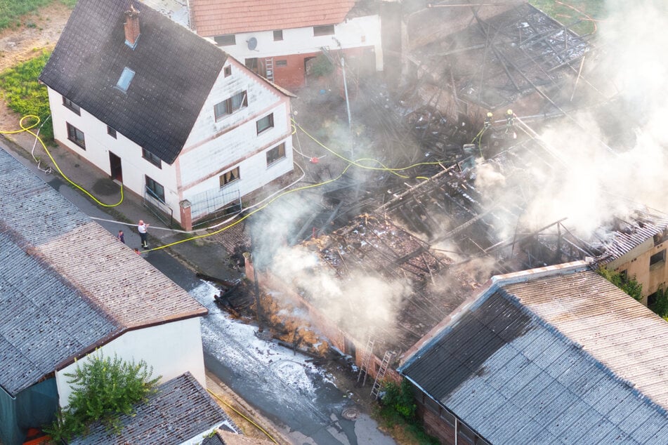 Feuer auf Bauernhof im Odenwald: Scheue brennt lichterloh
