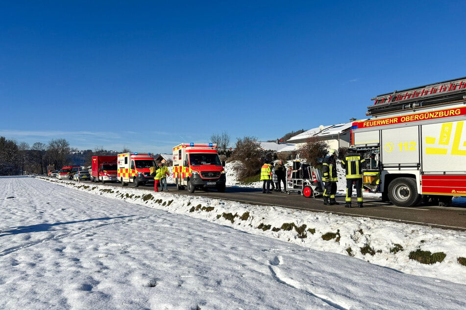 Die Rettungskräfte waren mit einem Großaufgebot auf der ST2055 im Einsatz.