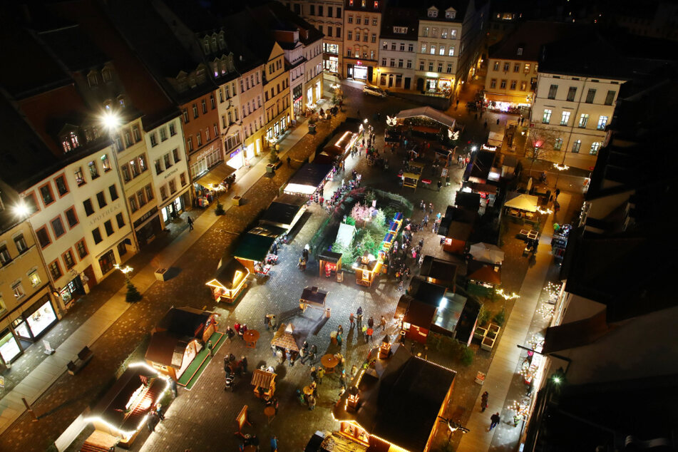 Blick auf den Hell erleuchteten Weihnachtsmarkt auf dem Altenburger Marktplatz. (Archivbild)