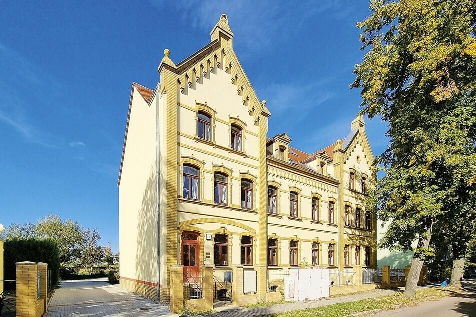 Ein denkmalgeschütztes Mehrfamilienhaus in Südliches Anhalt OT Radegast. Mindestgebot 995.000 Euro