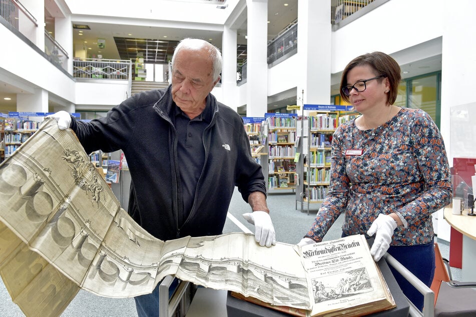 Der Umgang mit einem so alten Buch wie der ersten Stadtchronik ist nichts für Grobmotoriker. Nur beim Umblättern sollte man auf Handschuhe verzichten.