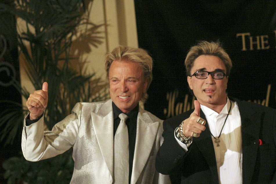 Siegfried Fischbacher (l.) and Roy Horn at Elizabeth Taylor's 75th birthday party in Las Vegas in 2007 (archive image).