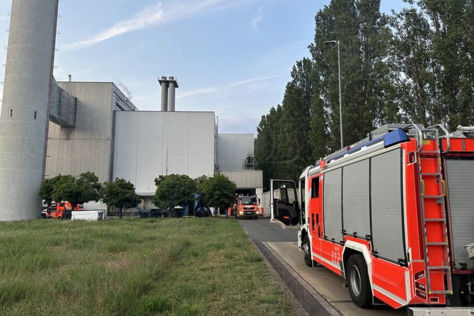 Die Feuerwehr war mit bis zu 86 Einsatzkräften vor Ort.