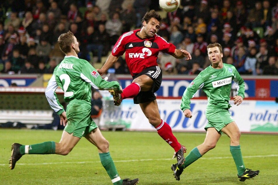 Ein typisches Tor von Ulf Kirsten (M.) mit Wille und Einsatz. Es war am 3. Dezember 2002 im DFB-Pokal gegen Mannheim. Es war eines von insgesamt 283 Pflichtspieltreffern für die Werkself.