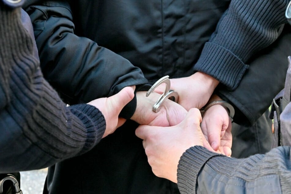 Festgenommen statt fest genommen: Die tschechische Polizei hat zwei Männer, einen Jugendlichen und drei Frauen festgenommen. (Symbolbild)
