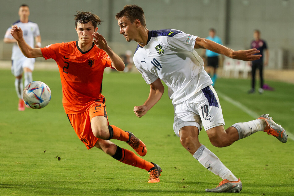 VfB-Neuzugang Jovan Milosevic (17, r.) und der niederländische Spieler Bram Rovers (18, l.) während der UEFA-U17-Europameisterschaft 2022.