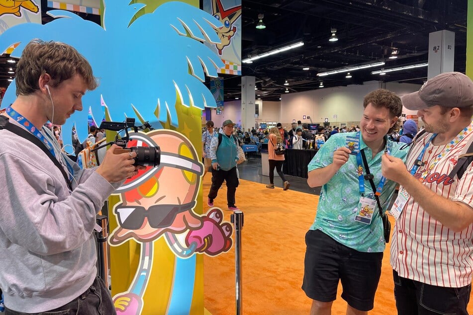Während der Pokémon World Championships traf sich Dario Hübler (31, M.) unter anderen mit dem Content Creator Jonas "Kirafin" Willbold (31, r.)
