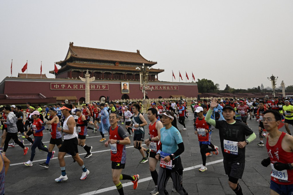 Die Sportler liefen auch am Tian’anmen-Platz (Platz des Himmlischen Friedens) entlang.