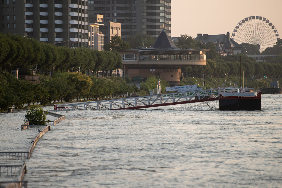 Nach dem Unwetter: In Köln sind Bootsanleger und ein Weg vom Rhein überflutet. Die nächsten Tage soll es in Nordrhein-Westfalen meist trocken bleiben.