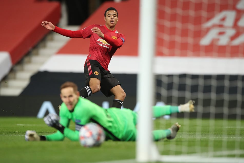 21. Minute: Mason Greenwood (hinten) zieht aus spitzem Winkel von halblinks ab, überwindet Péter Gulácsi und trifft zum 1:0 für Manchester United.
