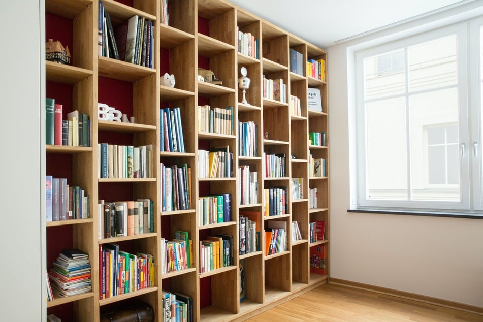 Ein massiver Schrank oder ein volles Bücherregal können die Wände einer hellhörigen Wohnung schalldicht machen.