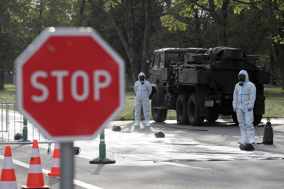Medizinische Mitarbeiter der polnischen Armee zur Territorialverteidigung tragen bei der Arbeit in einer Drive-In-Teststation im Hauptquartier der Verteidigungstruppen Schutzanzüge.