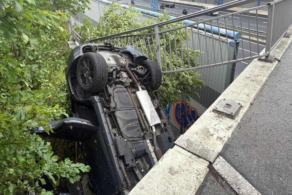 Warum es zu dem Unfall neben der A7 kam, ist bislang noch unklar.