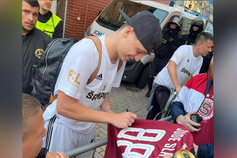 Dieses Foto sorgte für Empörung: Sparta-Kapitän Ladislav Krejčí (25) signiert ein Trikot mit der Aufschrift "Juden Slavia" und der Rückennummer 88.