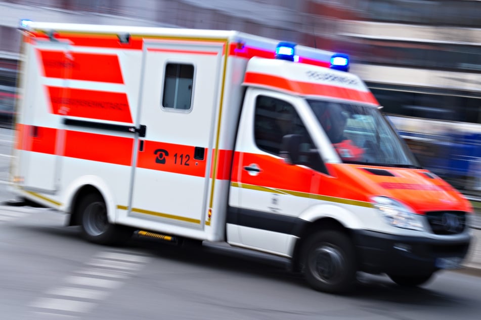 Die Rettungskräfte konnten das Leben des 14-Jährigen nach dessen Unfall trotz aller Versuche nicht mehr retten. (Symbolbild)