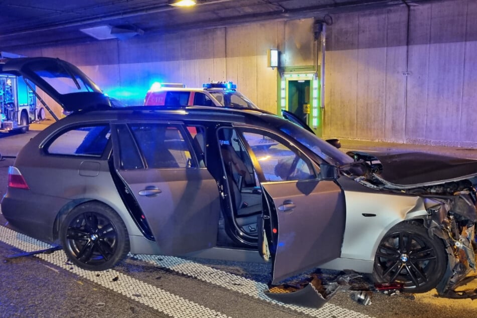 Auf A46 bei Düsseldorf: Zwei Autos krachen ineinander - sechs Personen müssen in Klinik!