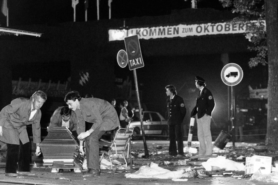 Ein Sarg wird vom verwüsteten Tatort beim Oktoberfest weggetragen. Die vor knapp fünf Jahren neu aufgenommenen Ermittlungen zum Oktoberfestattentat von 1980 werden nun eingestellt.