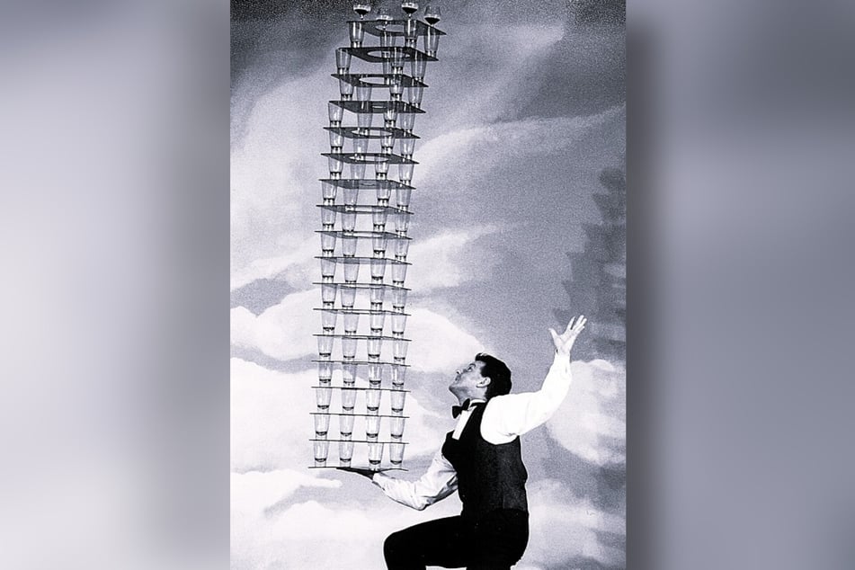 Das macht ihm so schnell kein Kellner nach: Marie Danee balanciert einen Gläserturm.