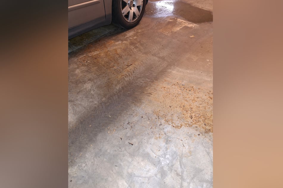 Während das Wasser zwischenzeitlich immer wieder von allein versickert, bleiben braune Ablagerungen zurück.