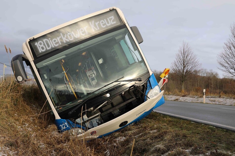 Der Rostocker Bus der Linie 18 kam auf der L22 von der Straße ab und rutschte in einen Graben.